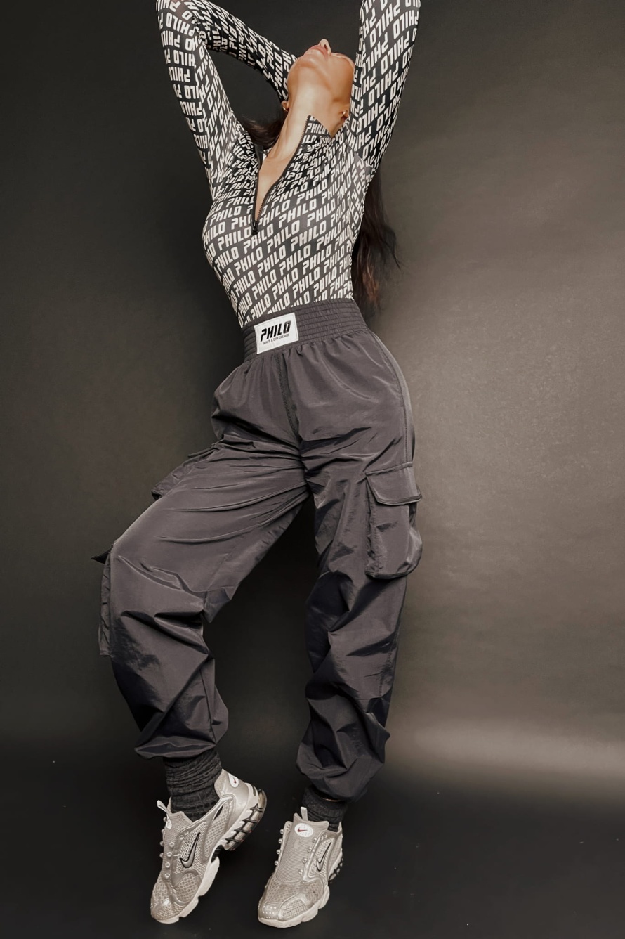 spodnie-cargo-z-wysokim-stanem-airlift-blk-philo-ny-stylizacja